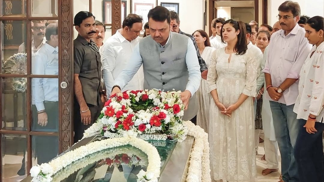 Devendra Fadnavis pays tribute to Asha Bhosle