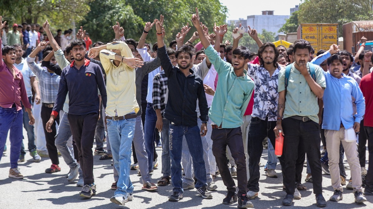 नोएडा में कर्मचारियों का प्रदर्शन अब भी जारी है. (Photo: PTI)