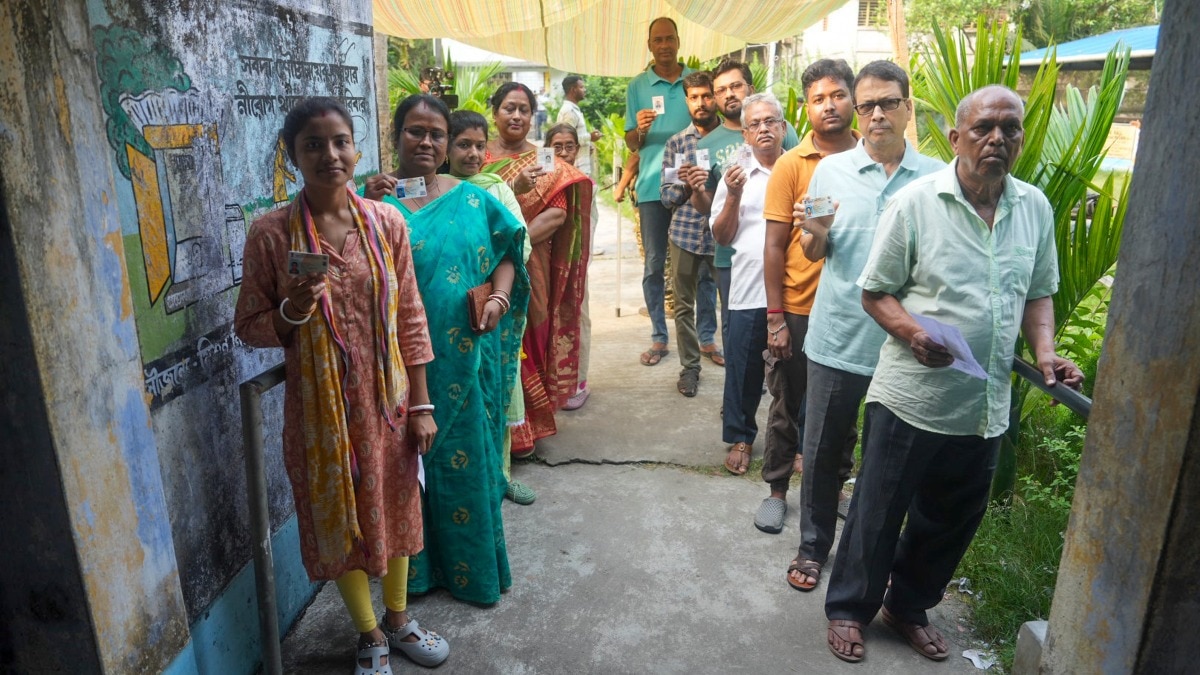 पश्चिम बंगाल (पहला चरण) और तमिलनाडु विधानसभा चुनाव 2026 की वोटिंग हो रही है. (Photo-PTI)