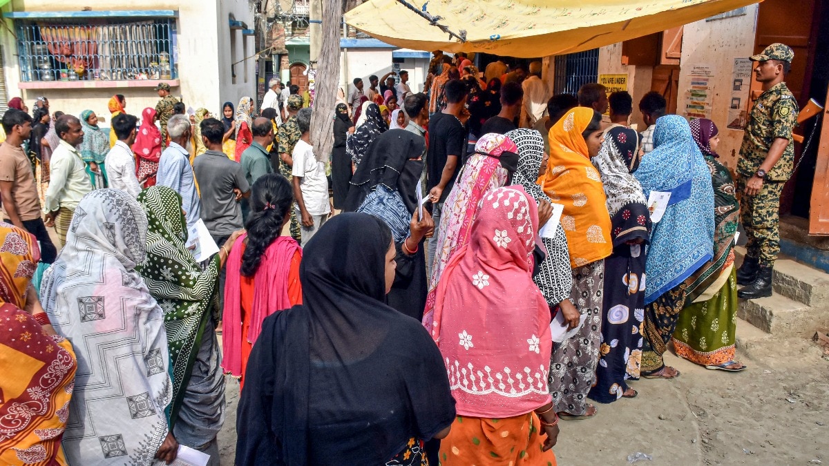 बंगाल के मुर्शिदाबाद में वोटिंग के बीच झड़प (Photo: PTI)