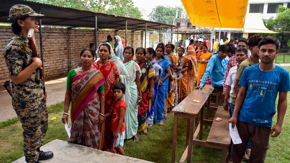 बंगाल और तमिलनाडु में सुबह से ही मतदान केंद्रों पर वोटरों की लंबी-लंबी कतार देखी जा रही हैं (Photo- PTI) 