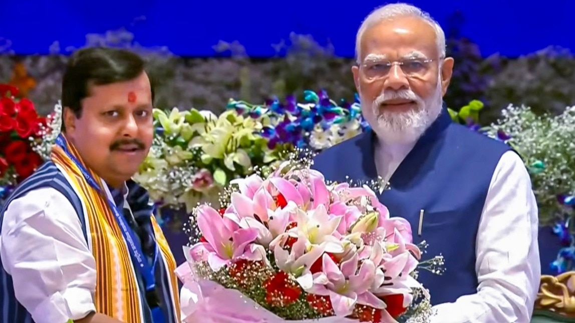बीजेपी अध्यक्ष नितिन नवीन ने पीएम मोदी का स्वागत किया. (Photo: PTI)