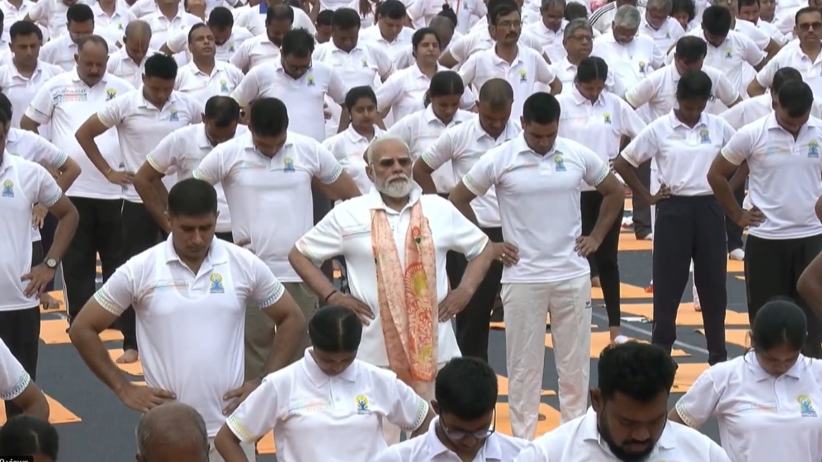 6a37404d3a344-pm-modi-yoga-day-event-in-west-bengal-213712116-16x9.jpeg