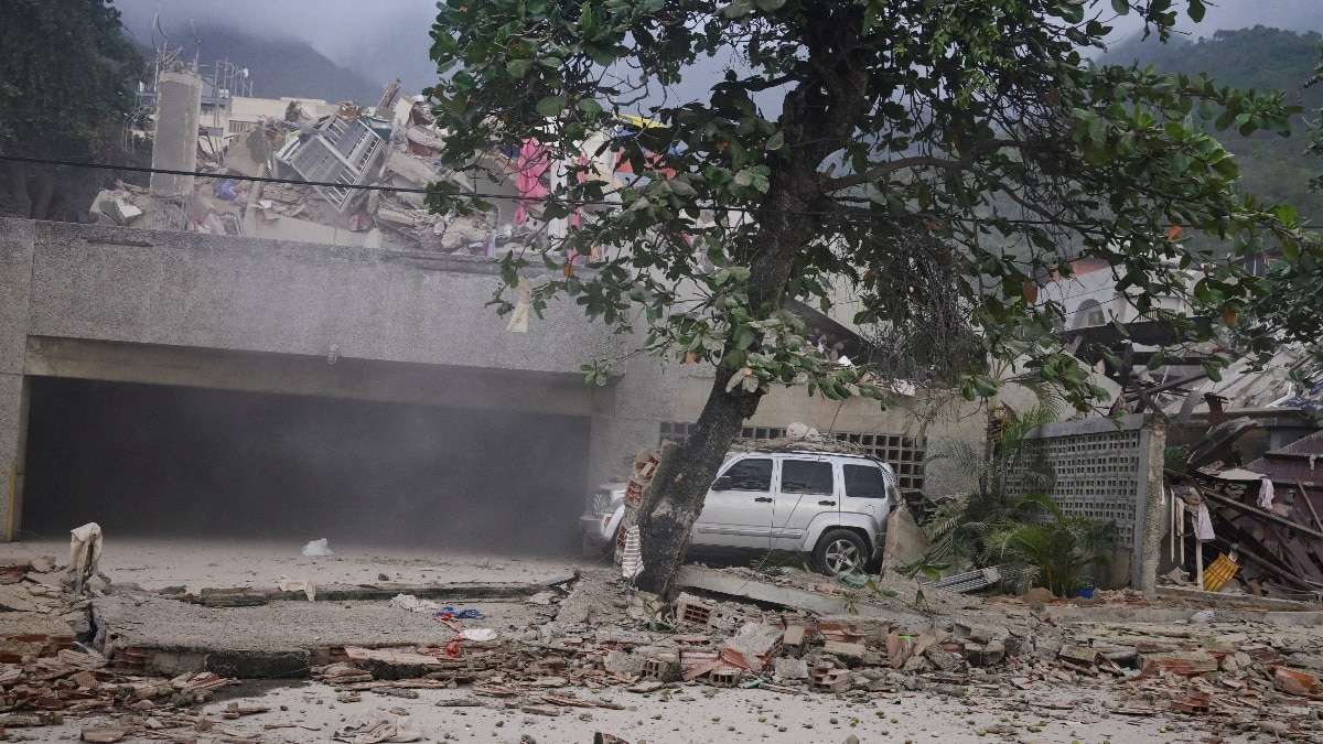 वेनेजुएला में भूकंप आने के बाद इमारतें कई इमारतें गिरीं. (Photo: Reuters)