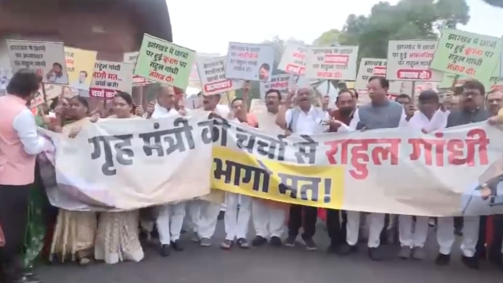 NDA सांसदों का मकर द्वार तक मार्च (Photo: ITG)