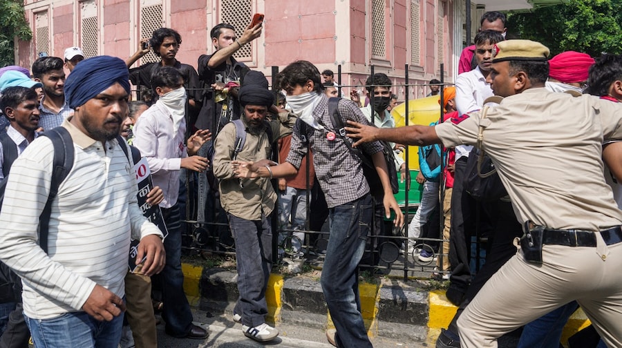 दिल्ली में बड़ी संख्या में प्रदर्शनकारियों को पुलिस ने हिरासत में लिया है (Photo: PTI)