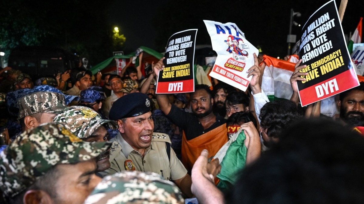 दिल्ली पुलिस ने CP से प्रदर्शनकारियों को हटाया, हिरासत में 150
