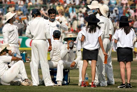 सहवाग की शानदार गेंदबाजी