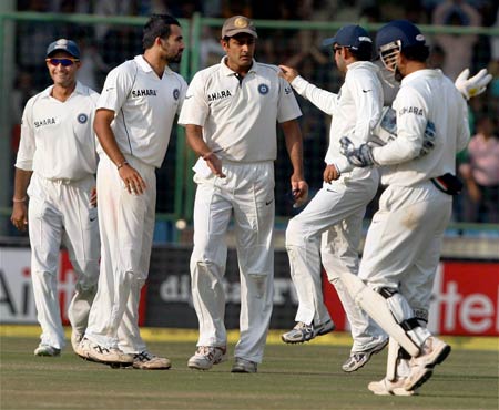 सहवाग की शानदार गेंदबाजी