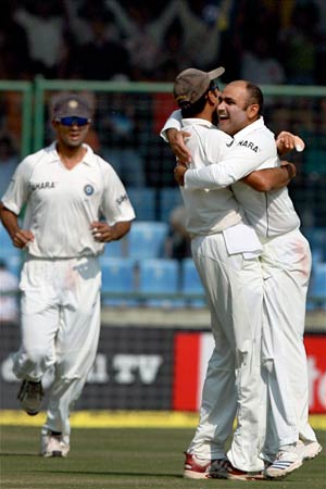 सहवाग की शानदार गेंदबाजी