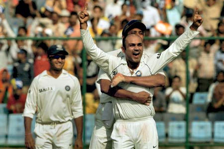 सहवाग की शानदार गेंदबाजी