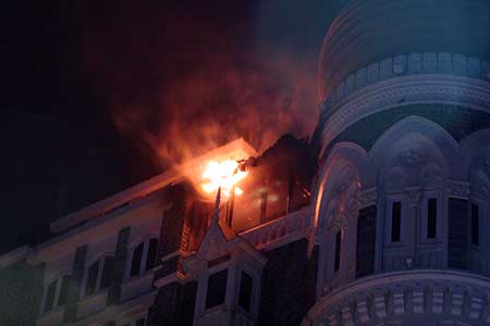 आतंकवादी हमलों से दहल उठी मुंबई