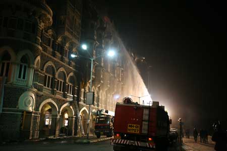 आतंकवादी हमलों से दहल उठी मुंबई