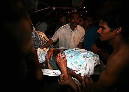 आतंकवादी हमलों से दहल उठी मुंबई