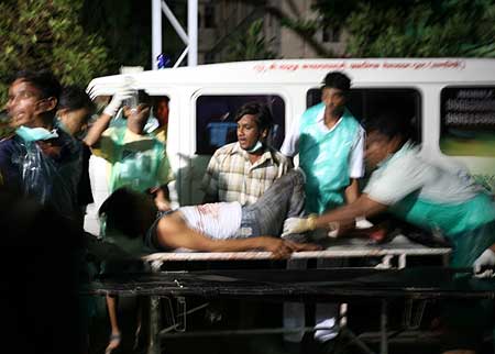 आतंकवादी हमलों से दहल उठी मुंबई