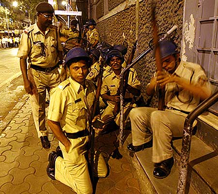 आतंकवादी हमलों से दहल उठी मुंबई