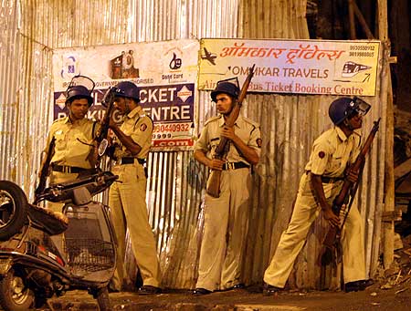 आतंकवादी हमलों से दहल उठी मुंबई