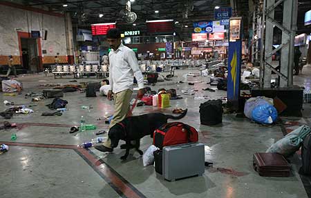 आतंकवादी हमलों से दहल उठी मुंबई