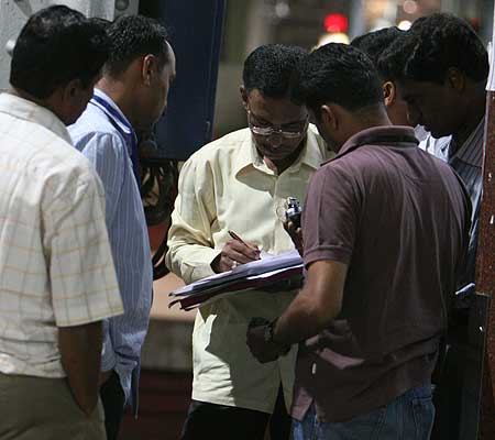 आतंकवादी हमलों से दहल उठी मुंबई