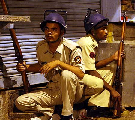 आतंकवादी हमलों से दहल उठी मुंबई