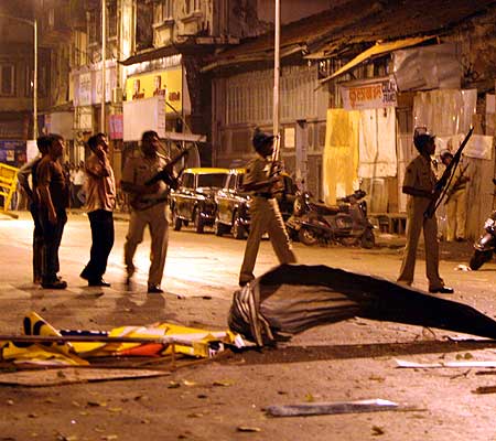 आतंकवादी हमलों से दहल उठी मुंबई