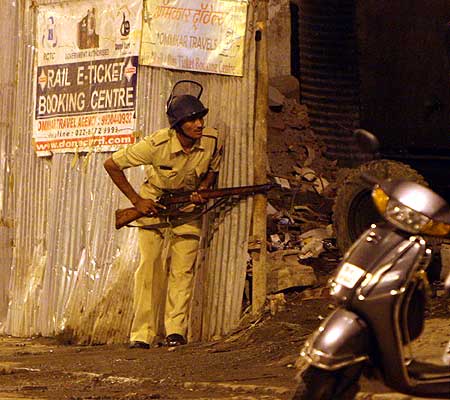 आतंकवादी हमलों से दहल उठी मुंबई