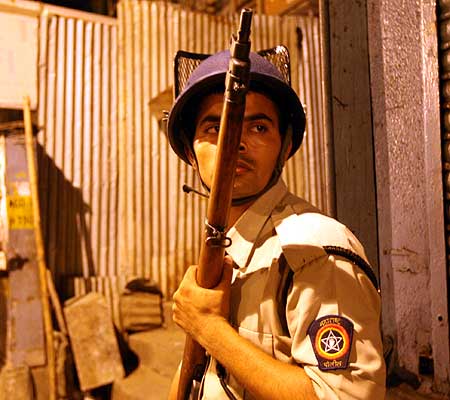 आतंकवादी हमलों से दहल उठी मुंबई