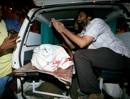 आतंकवादी हमलों से दहल उठी मुंबई