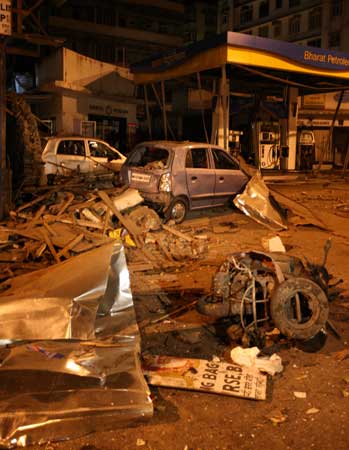 आतंकवादी हमलों से दहल उठी मुंबई