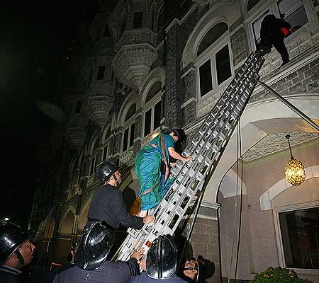 आतंकवादी हमलों से दहल उठी मुंबई