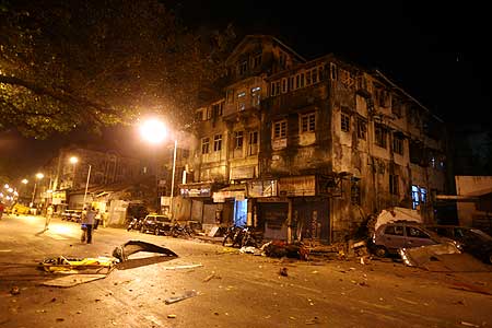 आतंकवादी हमलों से दहल उठी मुंबई