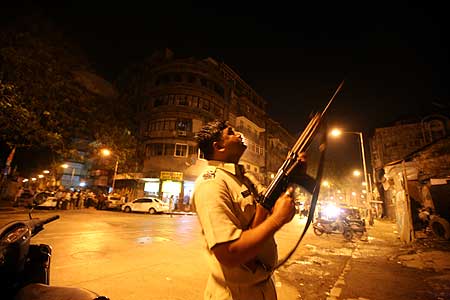 आतंकवादी हमलों से दहल उठी मुंबई