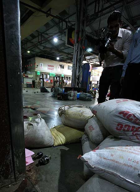 आतंकवादी हमलों से दहल उठी मुंबई