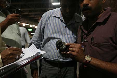 आतंकवादी हमलों से दहल उठी मुंबई