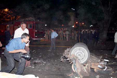 आतंकवादियों के धमाकों से दहली मुंबई