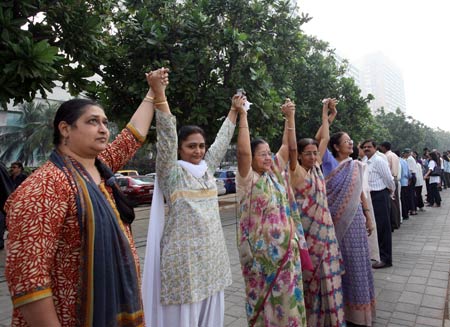 आतंकवाद के खिलाफ, साथी हाथ से हाथ बढ़ाना