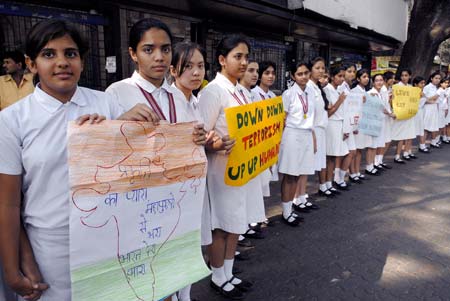 आतंकवाद के खिलाफ, साथी हाथ से हाथ बढ़ाना