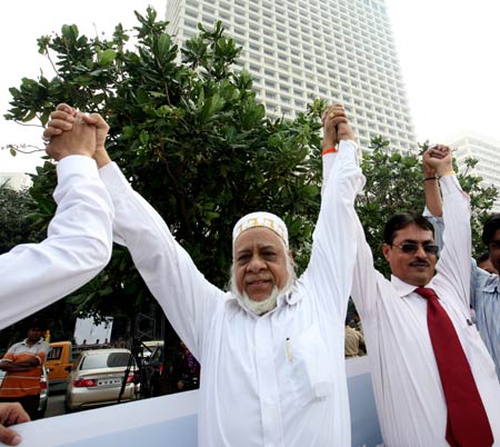 आतंकवाद के खिलाफ, साथी हाथ से हाथ बढ़ाना