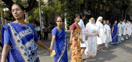 आतंकवाद के खिलाफ, साथी हाथ से हाथ बढ़ाना