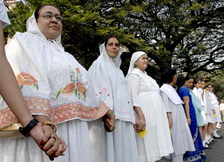 आतंकवाद के खिलाफ, साथी हाथ से हाथ बढ़ाना