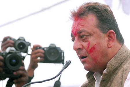 लखनऊ में मनी संजय दत्त की चुनावी होली