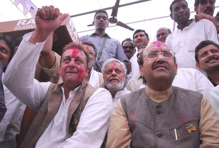 लखनऊ में मनी संजय दत्त की चुनावी होली