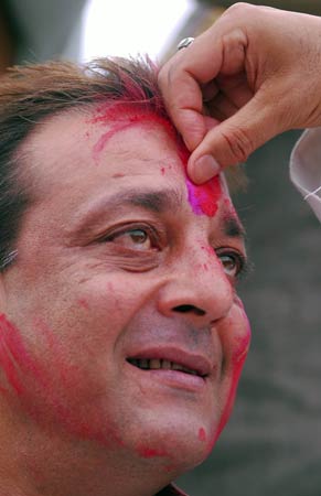 लखनऊ में मनी संजय दत्त की चुनावी होली