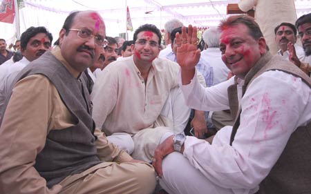 लखनऊ में मनी संजय दत्त की चुनावी होली