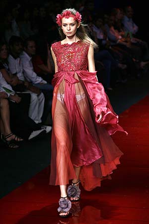 रैम्‍प पर उतरी दीपिका पादुकोण