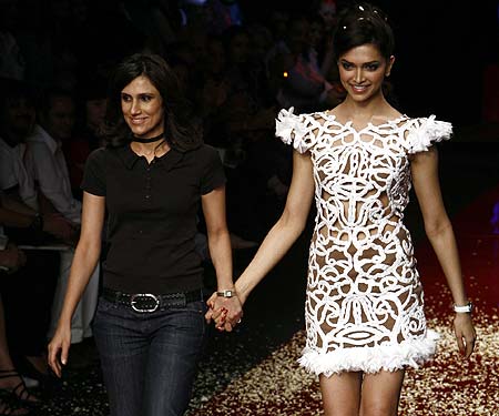 रैम्‍प पर उतरी दीपिका पादुकोण