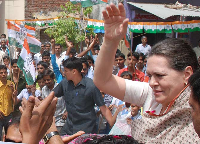 सोनिया गांधी ने नामांकन भरा