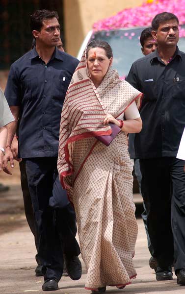 सोनिया गांधी ने नामांकन भरा