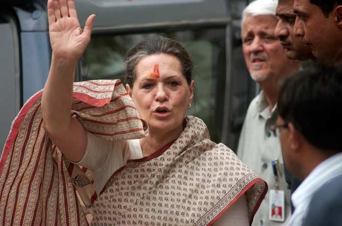 सोनिया गांधी ने नामांकन भरा