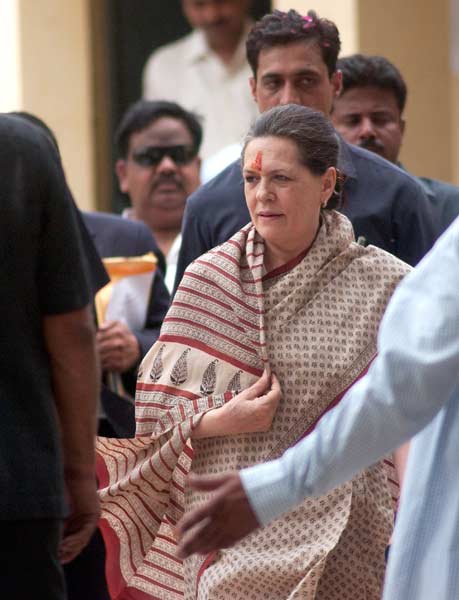 सोनिया गांधी ने नामांकन भरा